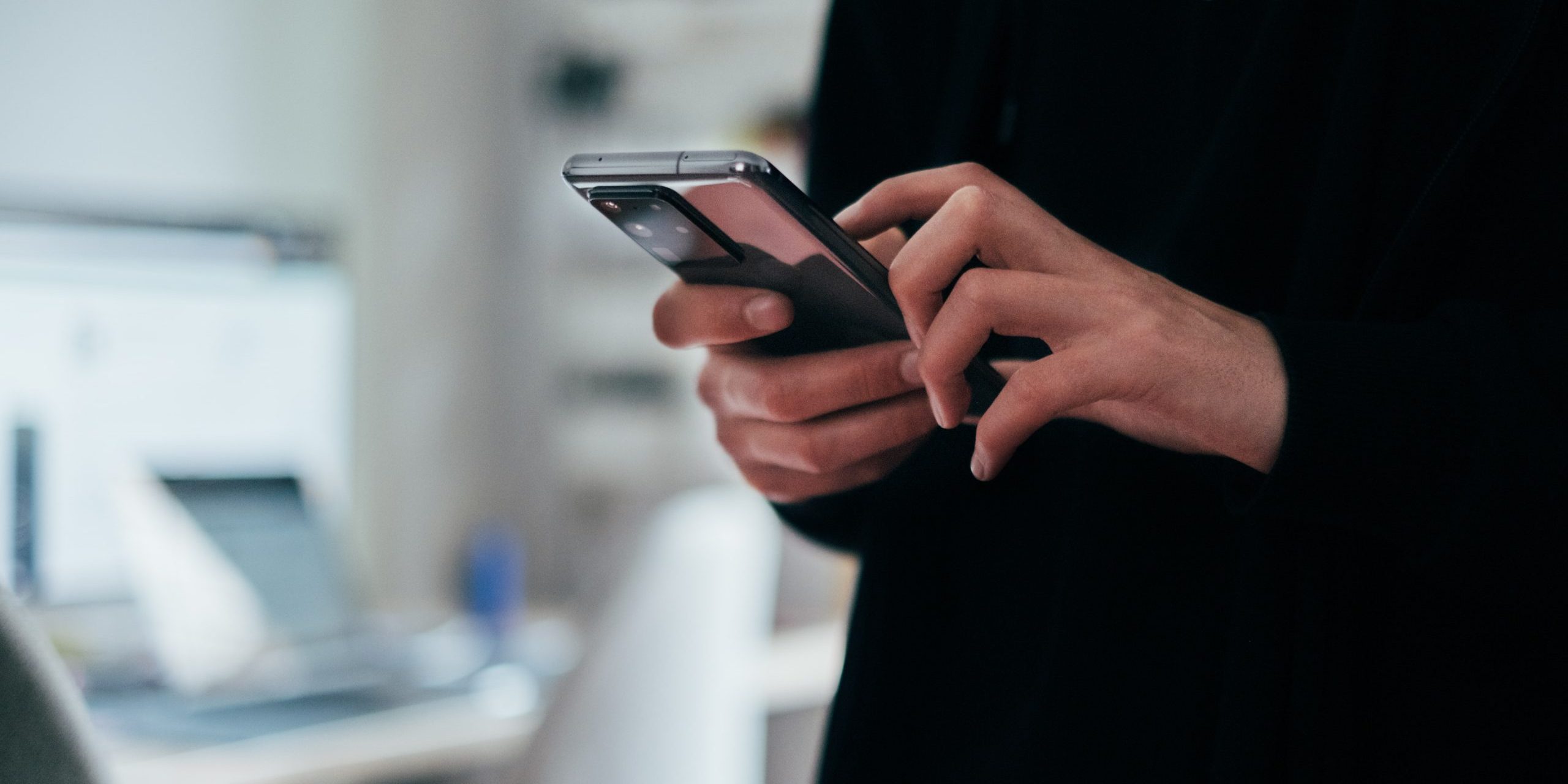 jonas-leupe-wK-elt11pF0-unsplash Woman interacting with her phone